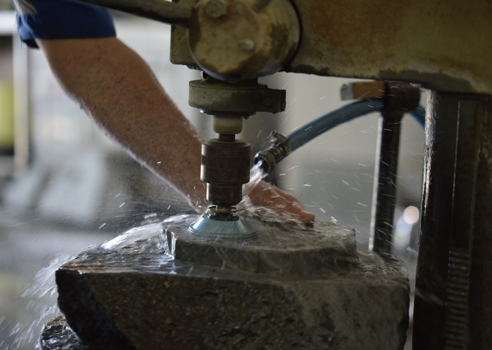 溶岩を洗う様子