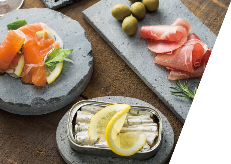 溶岩プレートの上に添えられる生ハムやオリーブ