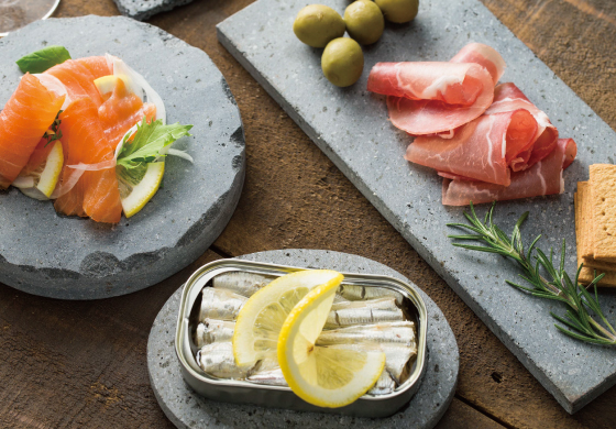 溶岩プレートの上に添えられる生ハムやオリーブ