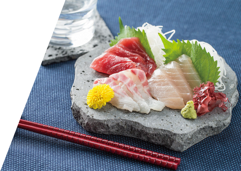 溶岩プレートの上に添えられる刺し身