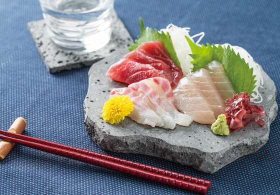 溶岩プレートの上に添えられる刺し身