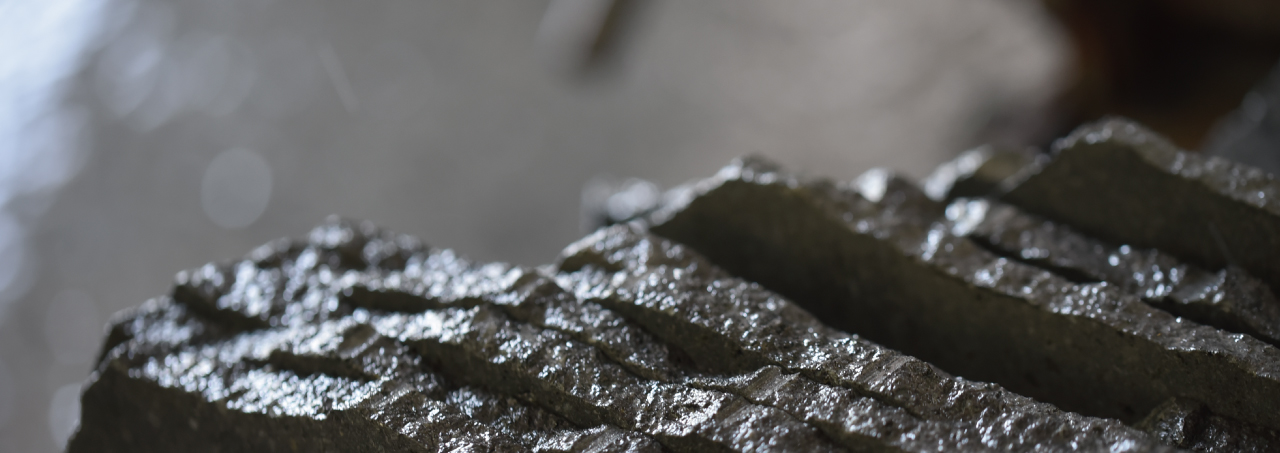 並べられた溶岩プレート