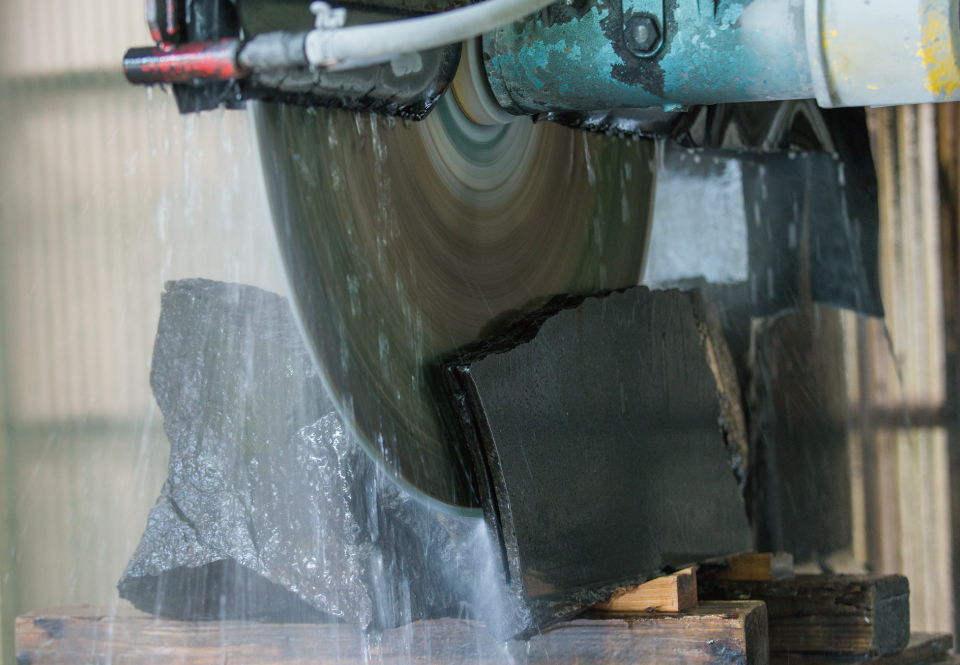 玄武岩をカットする様子